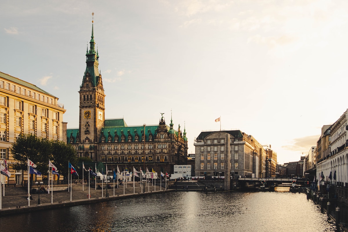 Hamburg skyline - Valentine's Day gifts and romantic experiences in Hamburg